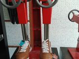 deux paires de chaussures posées sur une machine