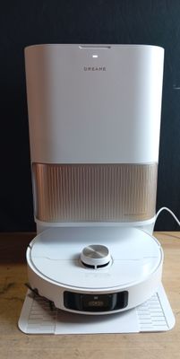 un purificateur d'air blanc posé sur une table en bois