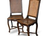 paire de chaises avec dossier et assise en rotin sur fond blanc