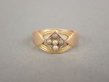une image représentant une bague en or ornée de perles