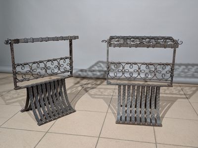 deux chaises posées sur un sol carrelé