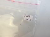 un sac de nourriture posé sur une table