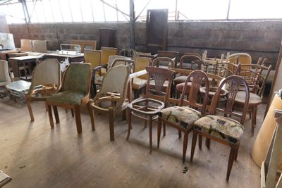 Important lot de sièges en bois.