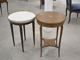 deux tables placées l'une à côté de l'autre dans une pièce