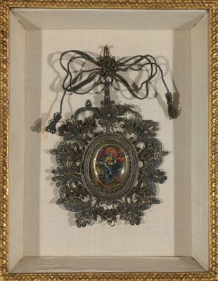 MEDAILLON EN ARGENT De forme ovale dans un entourage de fleu… - Photo 1