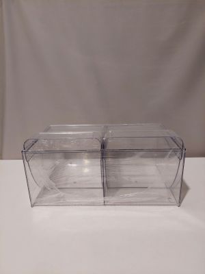 deux récipients en plastique transparent munis d'un couvercle, posés sur une table blanche