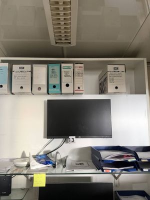 un bureau équipé d'un ordinateur et d'un moniteur