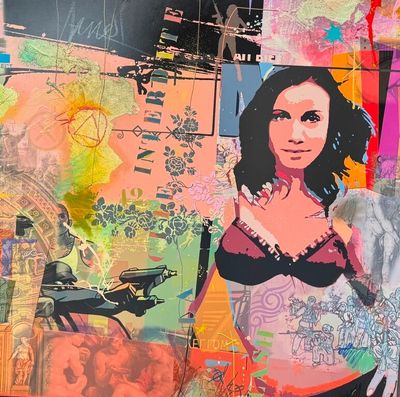 une photo d'une femme en brassière accrochée au mur