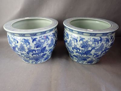 paire de vases bleus et blancs à motifs floraux