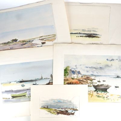 Plusieurs aquarelles représentant des bateaux sont exposées sur une surface blanche