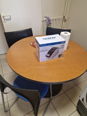 une table sur laquelle est posée une boîte de papier toilette