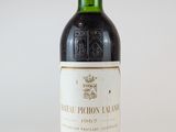 une bouteille de vin posée sur une table