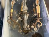 un lustre qui se trouve dans une boîte posée sur une table