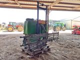 un tracteur immobilisé dans la terre, avec un réservoir vert