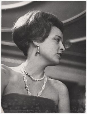 une vieille photo en noir et blanc d'une femme portant des perles et un collier