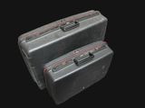 deux bagages posés l'un à côté de l'autre sur un fond noir