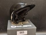 un casque posé sur une boîte, elle-même posée sur une table