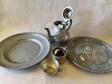 beaucoup d'objets en argent posés ensemble sur la table
