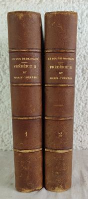 deux vieux livres posés sur une table l'un à côté de l'autre