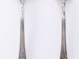 deux cuillères et une fourchette sur une table blanche