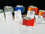 de nombreux types de bagages posés sur une table