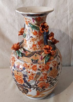 un vase orné de fleurs, posé sur une table