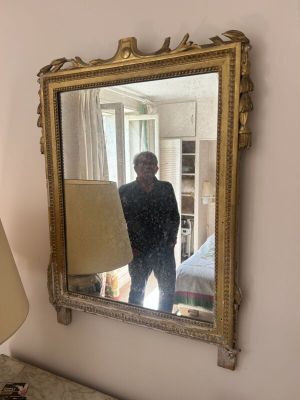 un homme qui se tient devant un miroir