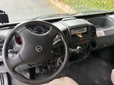 le tableau de bord d'une voiture, avec un volant et un tableau de bord
