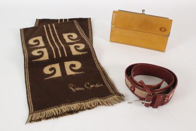 une écharpe, une ceinture et un portefeuille posés sur une table
