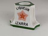 une photo d'une bouteille d'alcool posée sur une table blanche