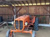 un tracteur garé dans un garage