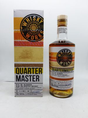une bouteille de whisky à côté d'un carton