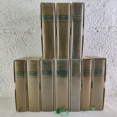 plusieurs livres sont empilés sur une table
