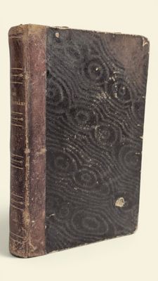 un vieux livre posé sur une table