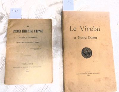 deux livres posés l'un à côté de l'autre sur une table