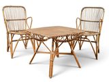 deux chaises en osier et une table avec un plateau en bois