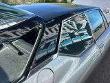 le reflet d'un homme dans la vitre d'une voiture