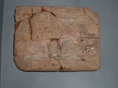 un morceau de brique posé sur une table