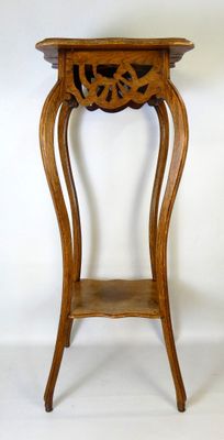 une petite table en bois surmontée d'une étagère