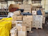 une grande quantité de cartons empilés sur des palettes dans un entrepôt