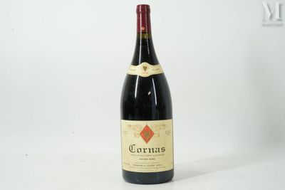 une bouteille de vin posée sur une table