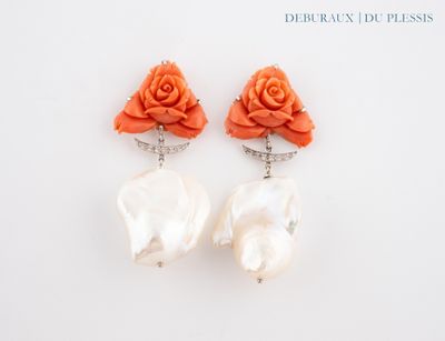 paire de boucles d'oreilles en forme de roses orange ornées de perles blanches sur fond blanc
