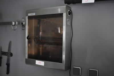 une image d'un four commercial dans une cuisine commerciale