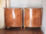 deux tables d'appoint avec des plateaux en marbre dans une pièce