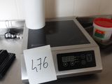 une photo d'un plan de travail de cuisine sur lequel se trouvent de nombreux objets