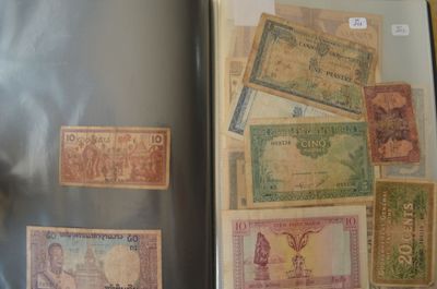 un livre sur lequel figurent toutes sortes de devises différentes
