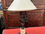 une table rouge sur laquelle se trouve une lampe et une table rouge sur laquelle se trouve une lampe