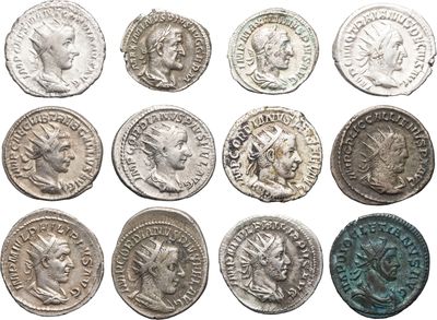un gros plan sur un tas de vieilles pièces de monnaie posées sur une surface blanche