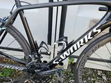 un vélo garé à côté d'un immeuble