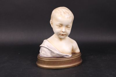 statue d'un garçon avec une serviette sur la tête, sur fond noir